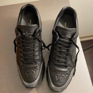 Louis Vuitton Mens Sneakers sz 101/2only wore twice comes with box n dust covers